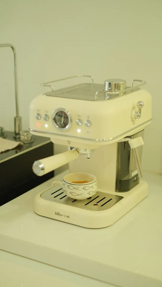 Espressomaschine mit Milchaufschäumer, frisch entkalkt