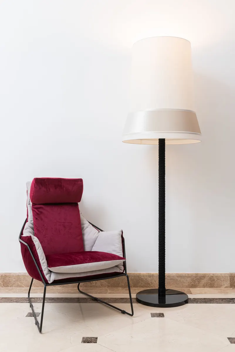 Stehlampe mit Leinenschirm